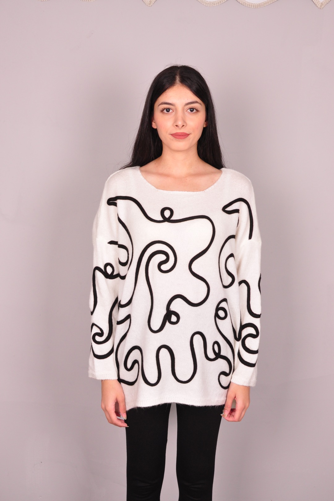 Salaş yumuşak dokulu desenli triko beyaz kazak