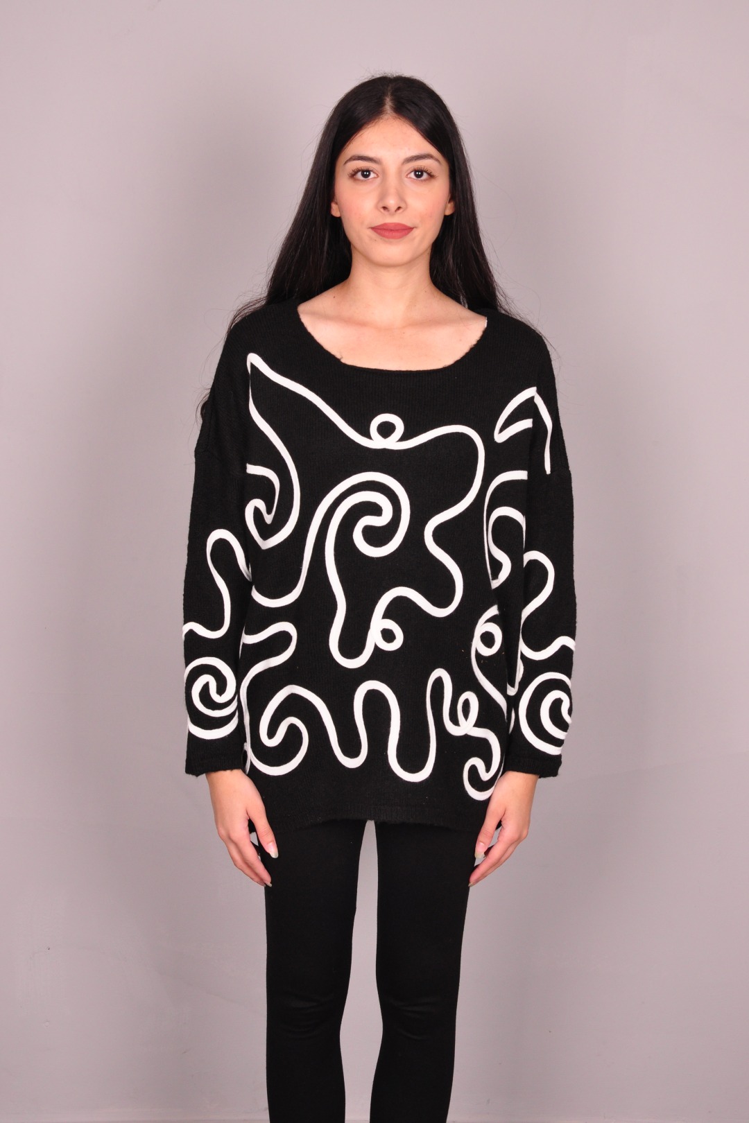 Salaş yumuşak dokulu desenli triko siyah kazak